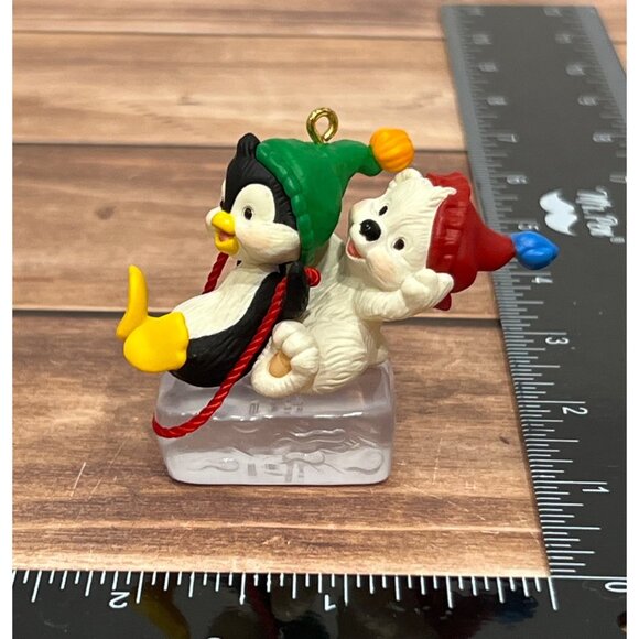 1999 HALLMARK KEEPSAKE ORNAMENT QX6849 SLEDDIN' BUDDIES PENGUIN AND TEDDY ON ICE - Picture 8 of 9